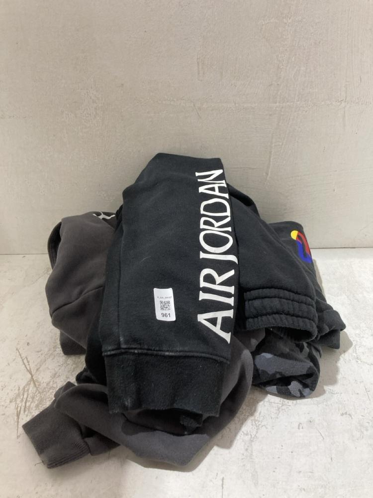 Lot 961  
            Birmingham SR107 - Parcel Delivery Only 

                
ASSORTED CHILDRENS CLOTHING TO INCLUDE PUMA GREY HOODIE SIZE 13-14Y