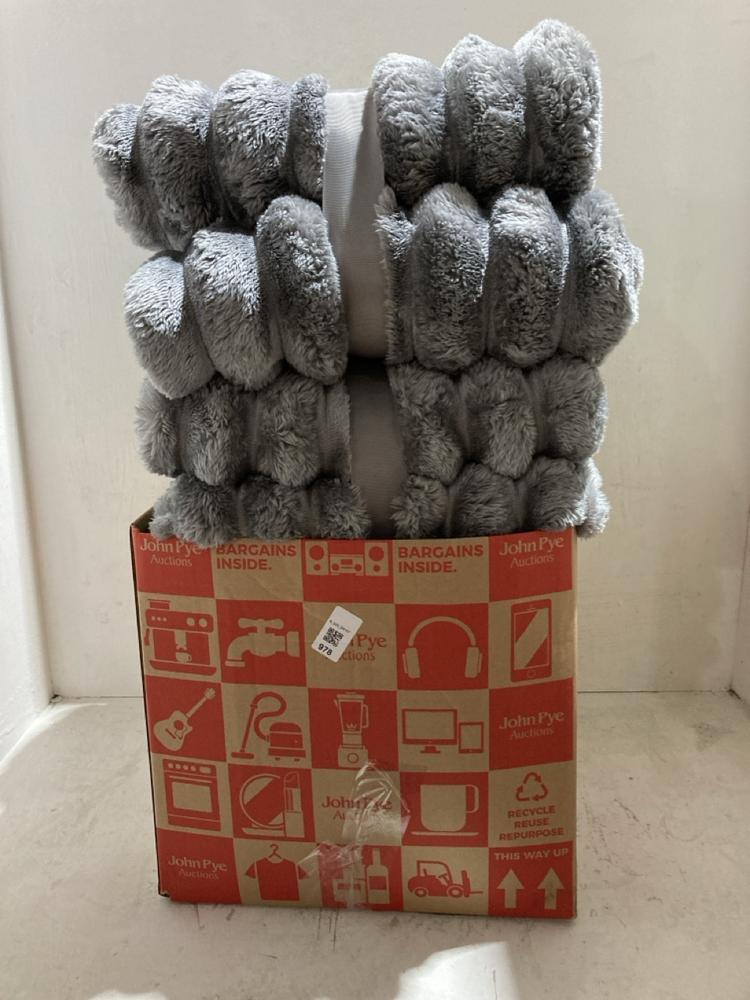 Lot 978  
            Birmingham SR107 - Parcel Delivery Only 

                
BOX OF ASSORTED LINEN TO INCLUDE DEYONGS ALNWICK LUXURY RIBBED THROW GREEN