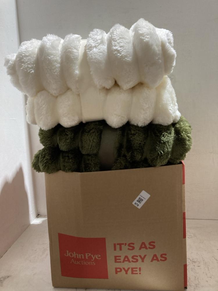 Lot 979  
            Birmingham SR107 - Parcel Delivery Only 

                
BOX OF ASSORTED LINEN TO INCLUDE DEYONGS ALNWICK LUXURY RIBBED THROW WHITE