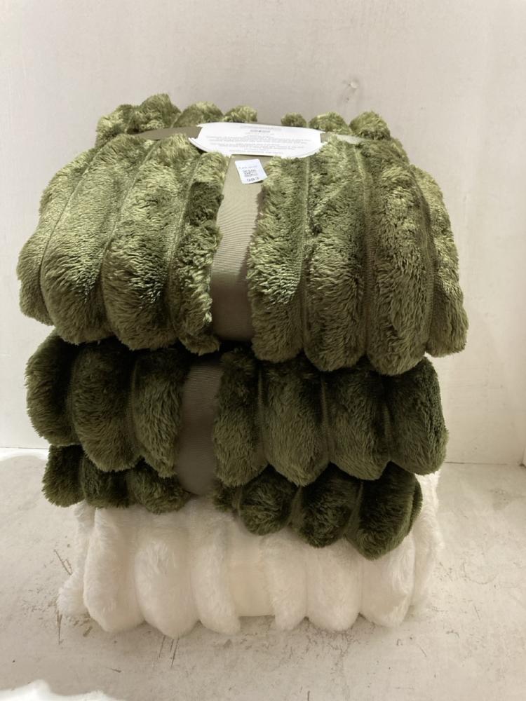 Lot 983  
            Birmingham SR107 - Parcel Delivery Only 

                
ASSORTED LINEN TO INCLUDE DEYONGS ALNWICK LUXURY RIBBED THROW GREEN