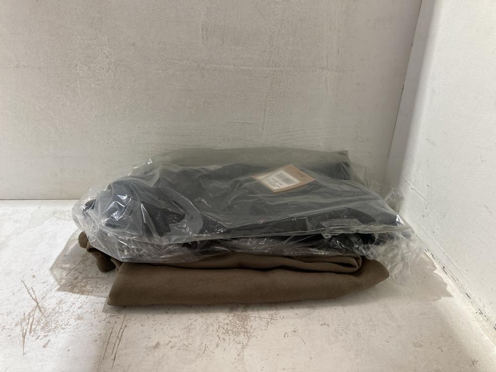 Lot 985  
            Birmingham SR107 - Parcel Delivery Only 

                
ASSORTED CLOTHING TO INCLUDE ZARA VICTORY CONTEST TRACKSUIT CHILDS SIZE 8-9Y