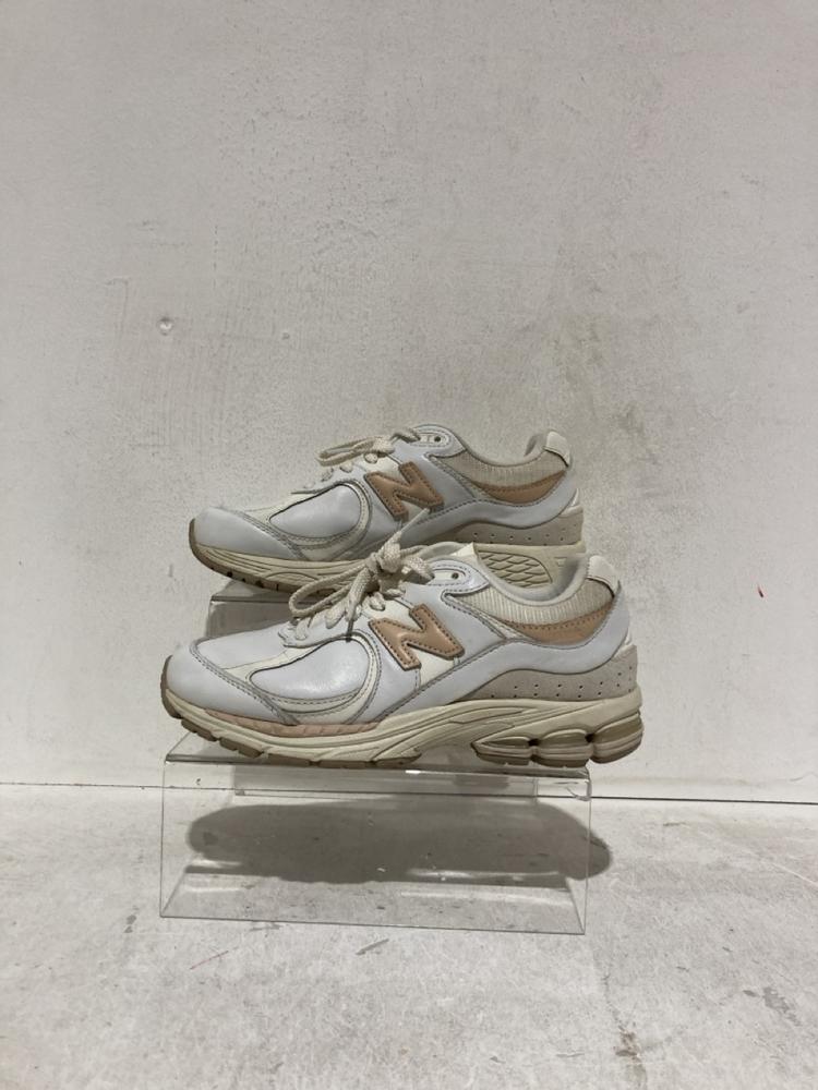 Lot 993  
            Birmingham SR107 - Parcel Delivery Only 

                
NEW BALANCE WOMENS WHITE TRAINERS UK SIZE 5