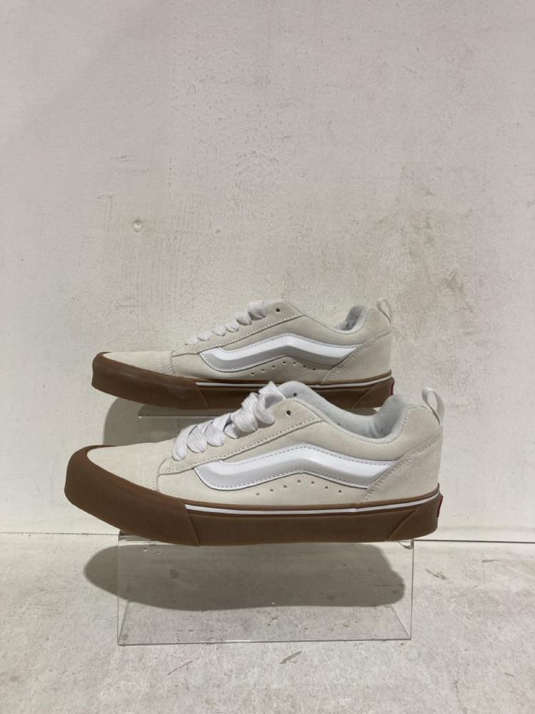 Lot 996  
            Birmingham SR107 - Parcel Delivery Only 

                
VANS KNU SKOOL MENS WHITE TRAINERS UK SIZE 9