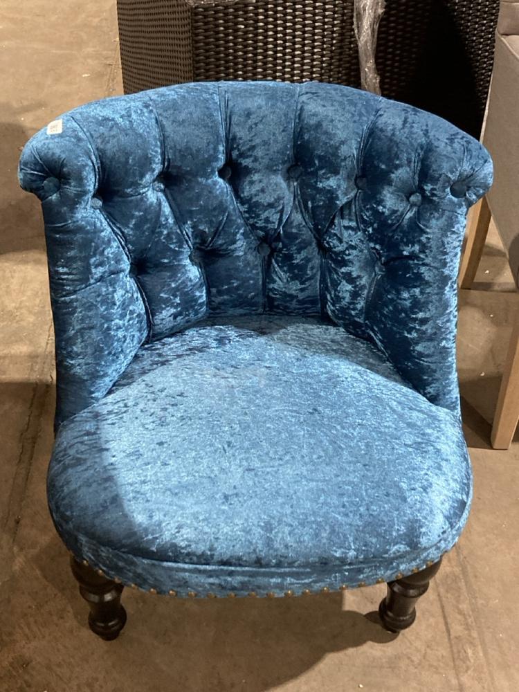 Lot 113  
            Birmingham SR106 - Collection or Optional Delivery Available 

                
TEAL VELVET TUB CHAIR (LOCATION: F)