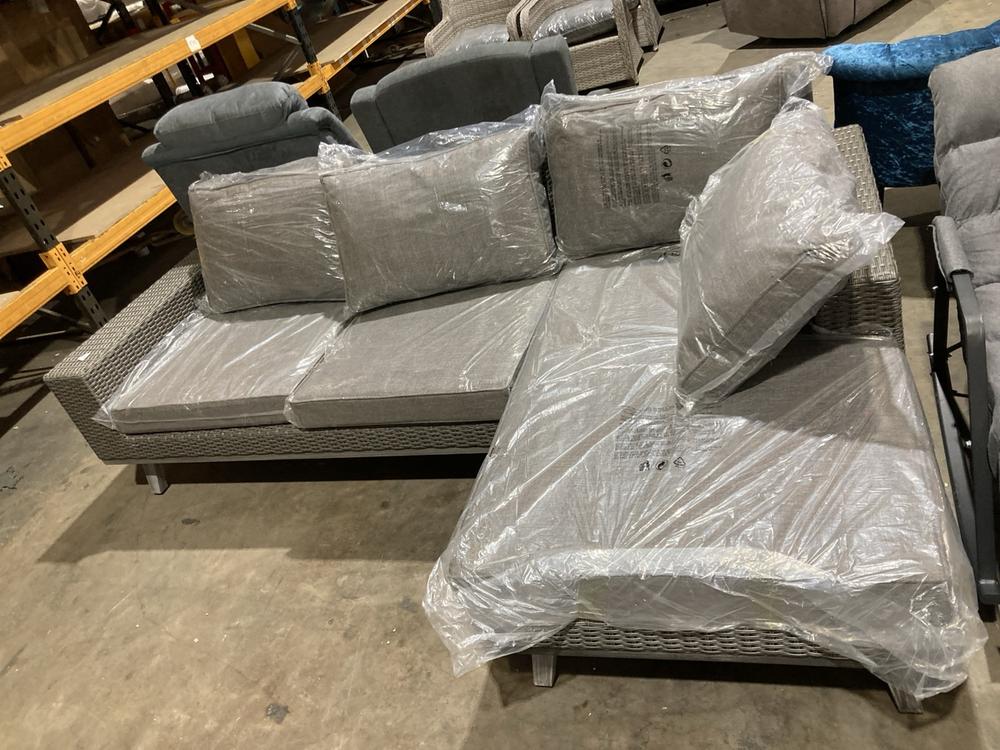 Lot 125  
            Birmingham SR106 - Collection or Optional Delivery Available 

                
RATTAN OUTDOOR 3 SEATER SOFA TO INCLUDE LARGE COFFEE TABLE (LOCATION: F)