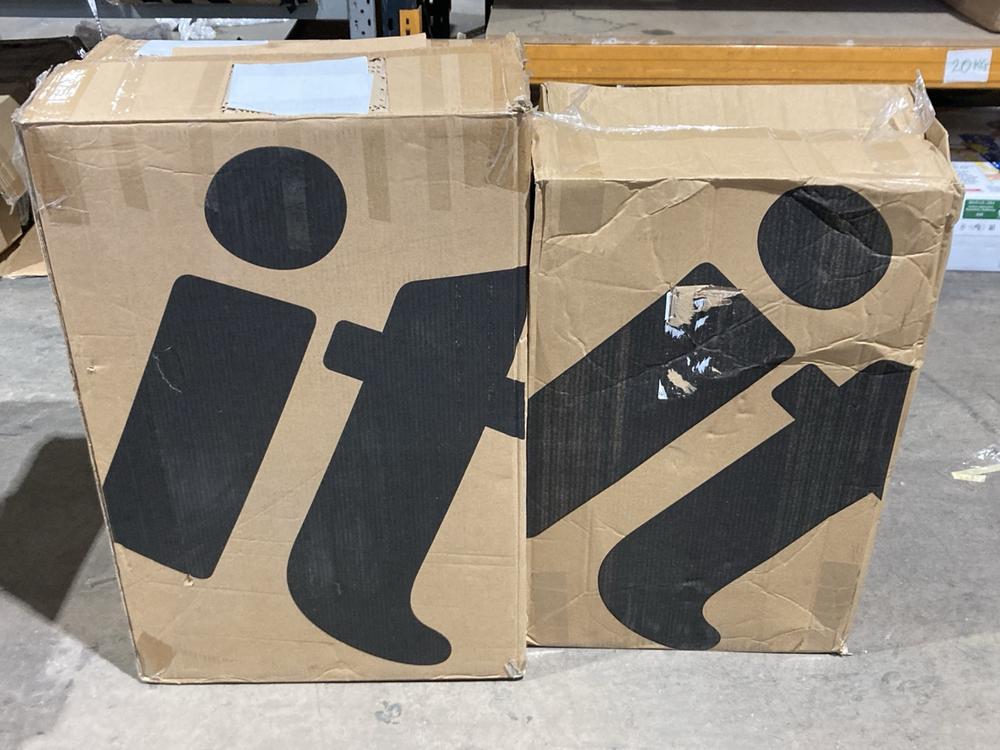 Lot 319  
            Birmingham SR106 - Collection or Optional Delivery Available 

                
IT LUGGAGE LEGION SUITCASE TO INCLUDE IT LUGGAGE BLACK GLITZY SUITCASE (LOCATION:...