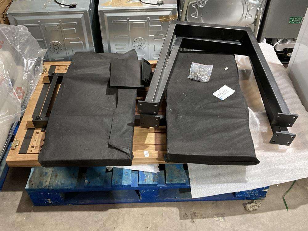 Lot 46  
            Birmingham SR106 - Collection or Optional Delivery Available 

                
JOHN LEWIS AND PARTNERS CALIA EXTENDING DINING TABLE ORIGINAL RRP £999 (003451913...