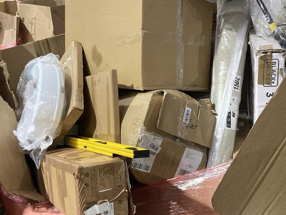 Lot 636  
            Birmingham SR106 - Collection or Optional Delivery Available 

                
PALLET OF ITEMS TO INCLUDE BLACK+DECKER 3 TIER HEATED AIRER (ALL PALLET CONTENTS ...