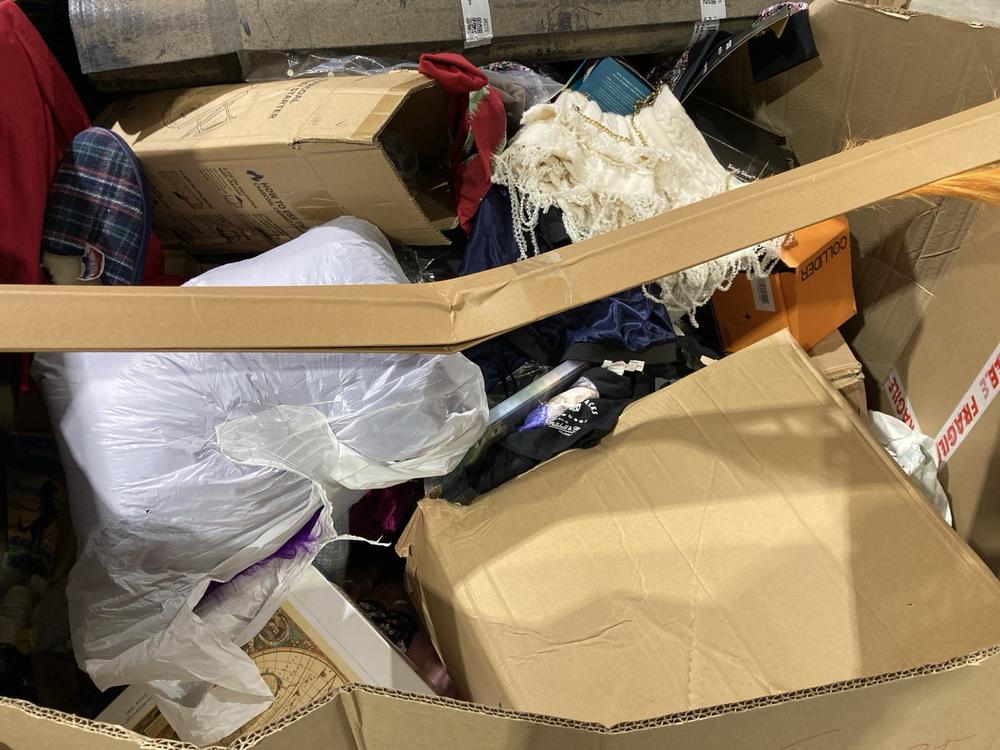 Lot 641  
            Birmingham SR106 - Collection or Optional Delivery Available 

                
PALLET OF ITEMS TO INCLUDE RAVENSBURGER PUZZLE 5000 PIECES (ALL PALLET CONTENTS M...