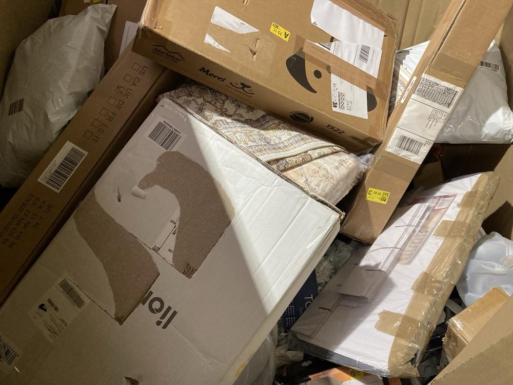 Lot 646  
            Birmingham SR106 - Collection or Optional Delivery Available 

                
PALLET OF ITEMS TO INCLUDE XSIVOD VINTAGE RUG (ALL PALLET CONTENTS MUST BE REMOVE...