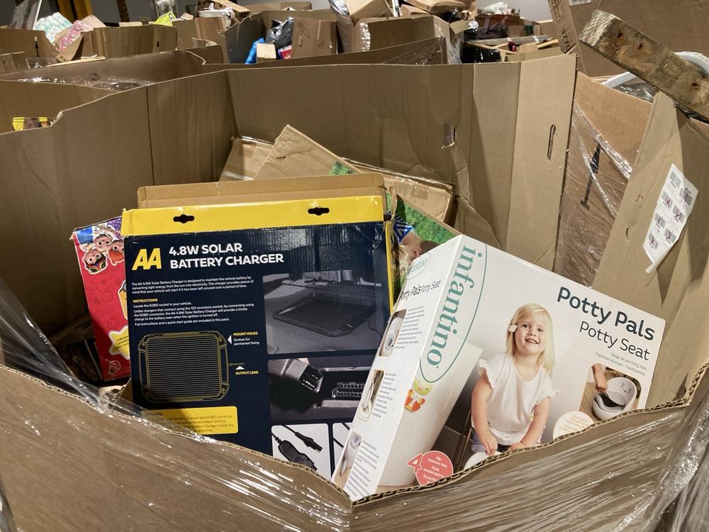 Lot 652  
            Birmingham SR106 - Collection or Optional Delivery Available 

                
PALLET OF ITEMS TO INCLUDE AA 4.8W SOLAR BATTERY CHARGER (ALL PALLET CONTENTS MUS...