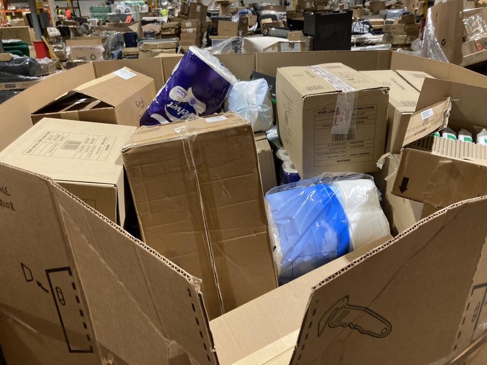 Lot 717  
            Birmingham SR106 - Collection or Optional Delivery Available 

                
PALLET OF ITEMS TO INCLUDE RAZER GIGANTUS LARGE GAMING MOUSE MAT (ALL PALLET CONT...