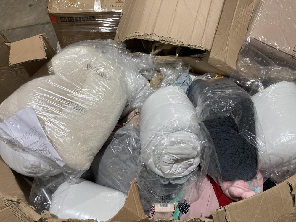 Lot 796  
            Birmingham SR106 - Collection or Optional Delivery Available 

                
PALLET OF ITEMS TO INCLUDE DECORATIVE WOVEN BASKET (ALL PALLET CONTENTS MUST BE R...