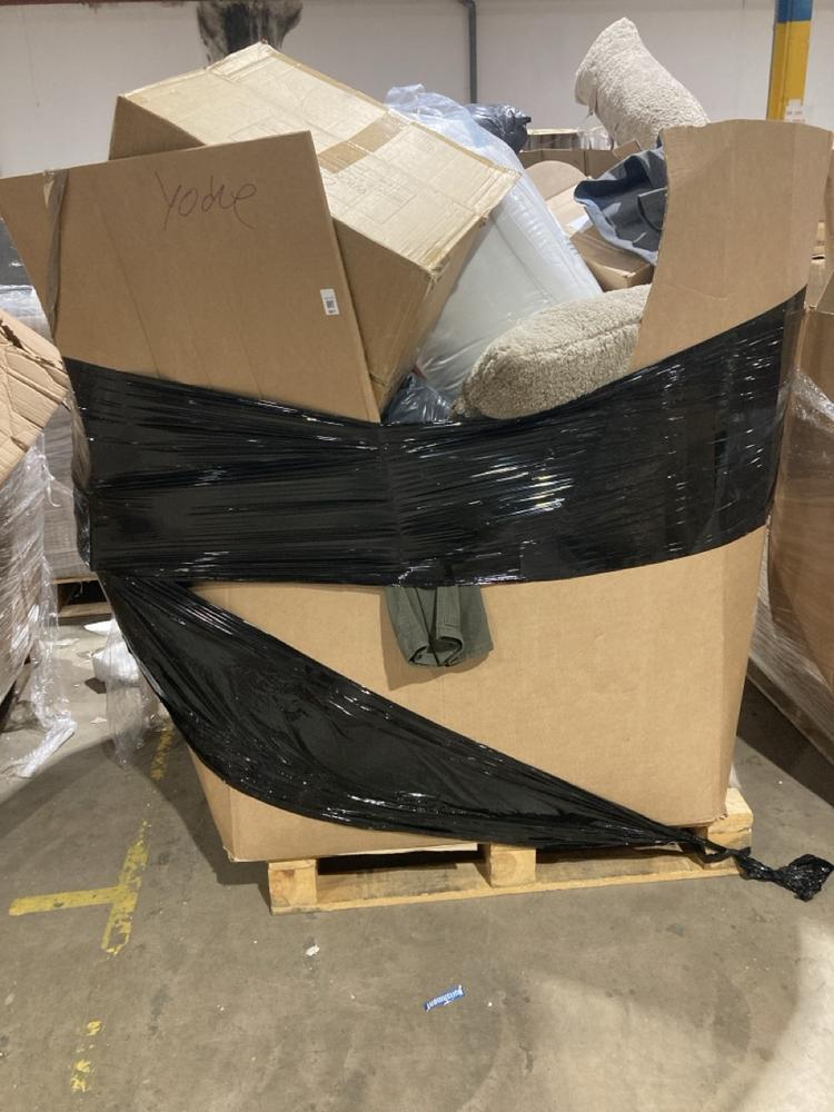 Lot 807  
            Birmingham SR106 - Collection or Optional Delivery Available 

                
PALLET OF ITEMS TO INCLUDE 18 TOG DOUBLE DUVET (ALL PALLET CONTENTS MUST BE REMOV...