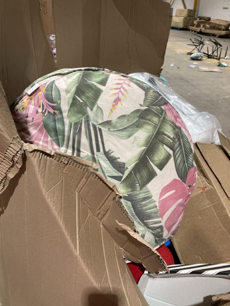 Lot 906  
            Birmingham SR106 - Collection or Optional Delivery Available 

                
PALLET OF ITEMS TO INCLUDE ROUND CUSHIONS (ALL PALLET CONTENTS MUST BE REMOVED FR...
