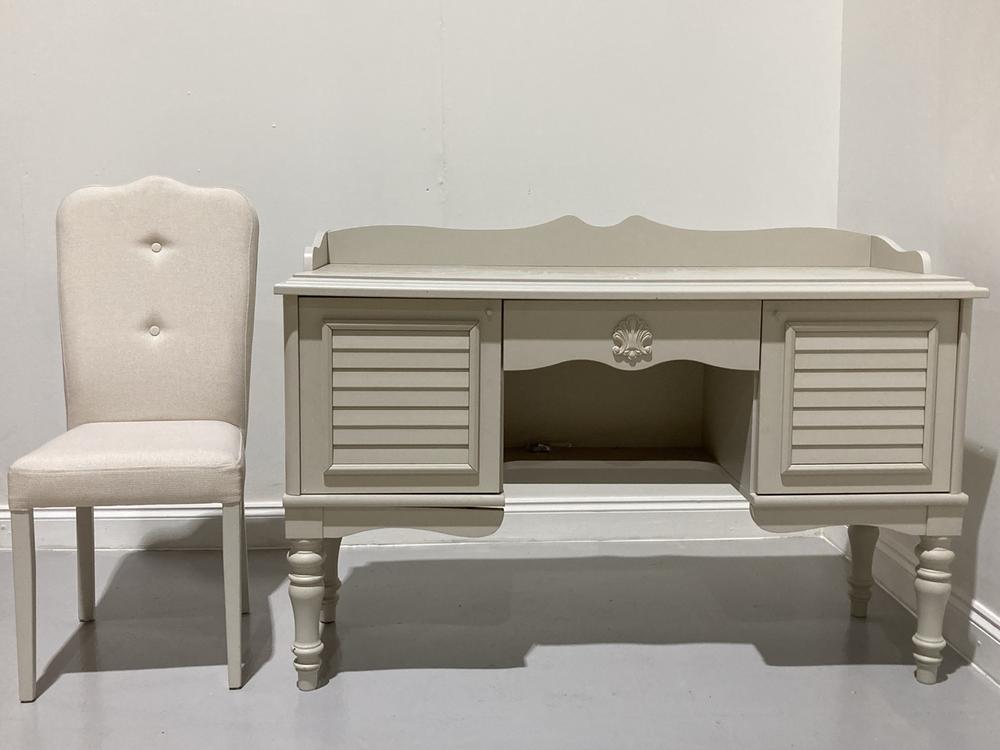 Lot 201  
            Birmingham SR104 - Collection or Optional Delivery Available 

                
PERRY DRESSER 22PRC2100RARA COLONIAL STYLE IN SOFT CREAM TO INCLUDE PERRY DRESSER...