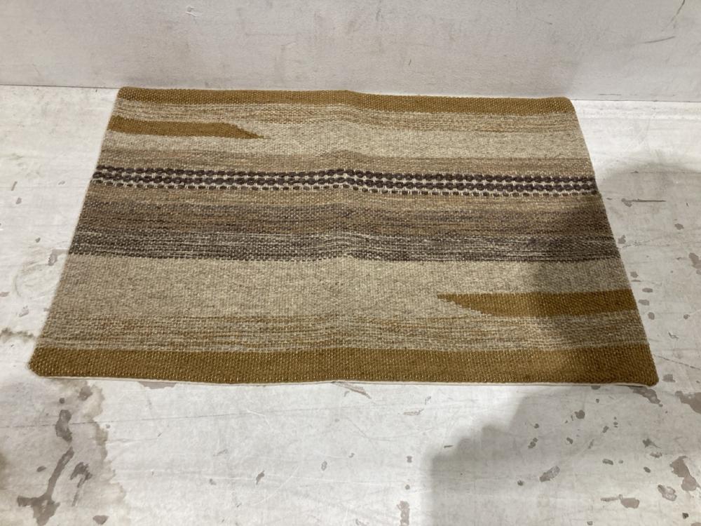 Lot 224  
            Birmingham SR104 - Collection 

                
2X NKUKU ITEMS TO INCLUDE NKUKU ARAVALI WOOL CUSHION COVER - OCHRE - 60X40CM - IT...