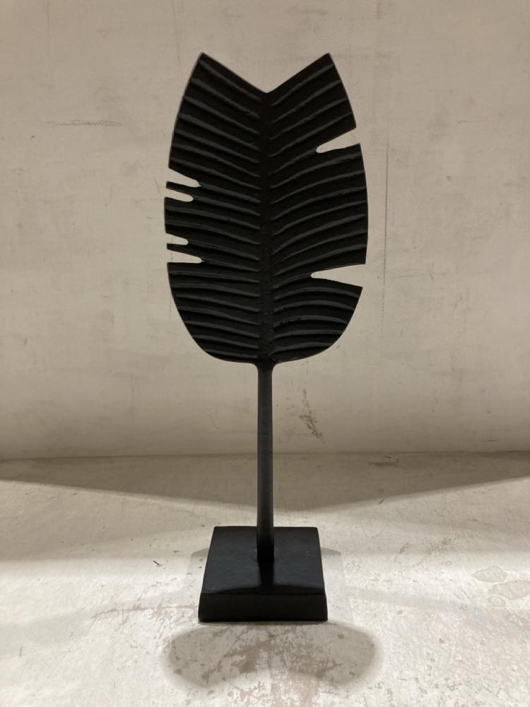 Lot 230  
            Birmingham SR104 - Collection or Optional Delivery Available 

                
SMALL TROPICAL LEAF ON PLINTH X8 - BLACK & WHITE - ITEM NUMBER:773109 - ORIGINAL ...