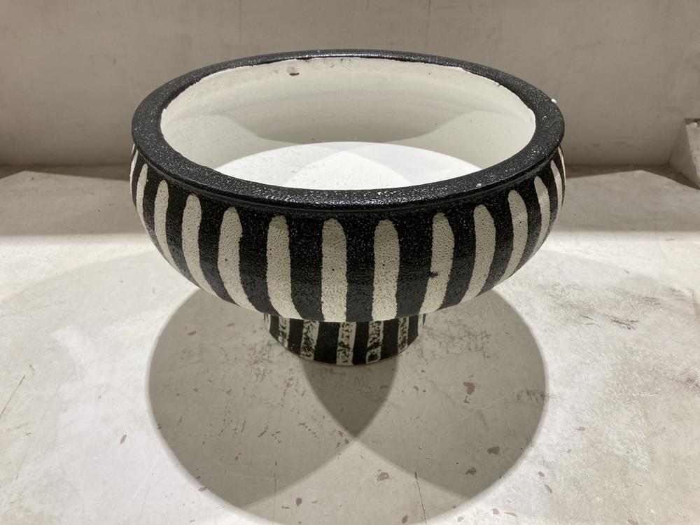 Lot 233  
            Birmingham SR104 - Collection or Optional Delivery Available 

                
LARGE FOOTED STAND X1 - CHARCOAL DOODLES - ITEM NUMBER: 677810 - ORIGINAL RRP:£120