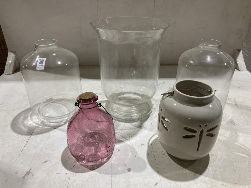 Lot 251  
            Birmingham SR104 - Collection 

                
5 X OAK FURNITURELAND CROCKERY TO INCLUDE CREAM BUTTERFLY CANDLE HOLDER