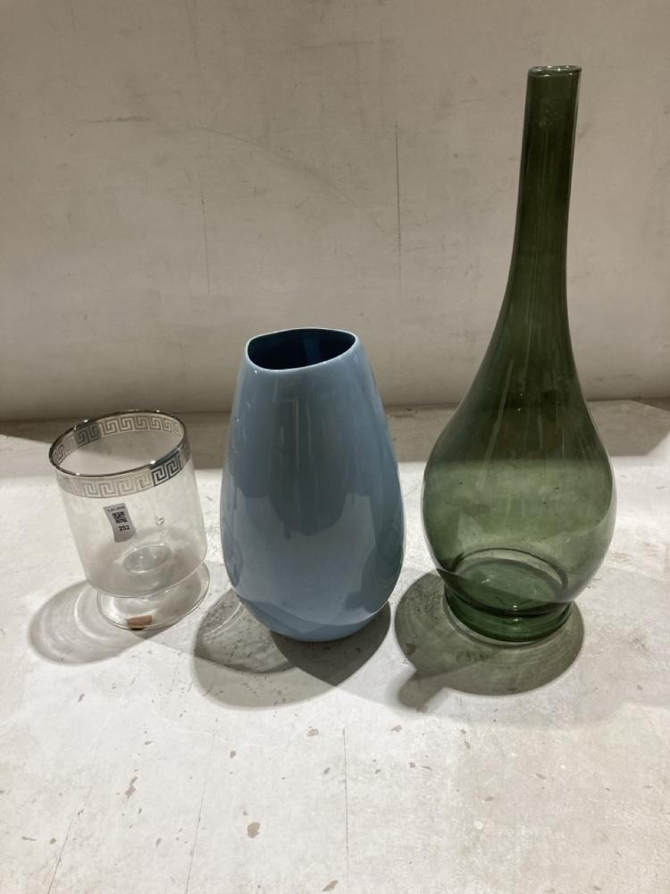 Lot 252  
            Birmingham SR104 - Collection 

                
3 X OAK FURNITURELAND CROCKERY TO INCLUDE TALL GREEN VASE