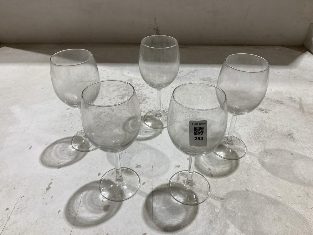 Lot 253  
            Birmingham SR104 - Collection 

                
5 X OAK FURNITURELAND WINE GLASSES