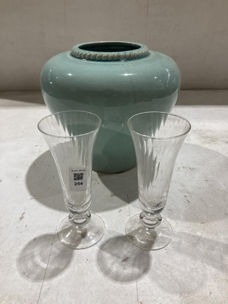 Lot 254  
            Birmingham SR104 - Collection 

                
3 X OAK FURNITURELAND CROCKERY TO INCLUDE LIGHT GREEN VASE