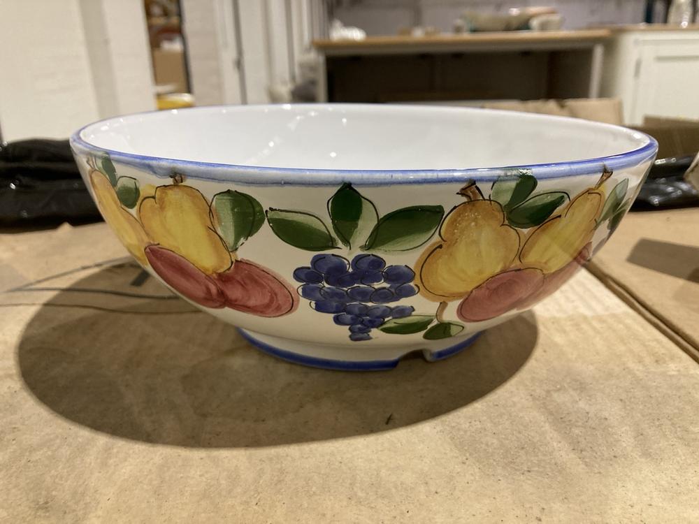 Lot 300  
            Birmingham SR104 - Collection or Optional Delivery Available 

                
PALLET OF STONE THE CROWS ITEMS TO INCLUDE FRUIT BOWL WITH FRUIT PATTERN (KERBSID...