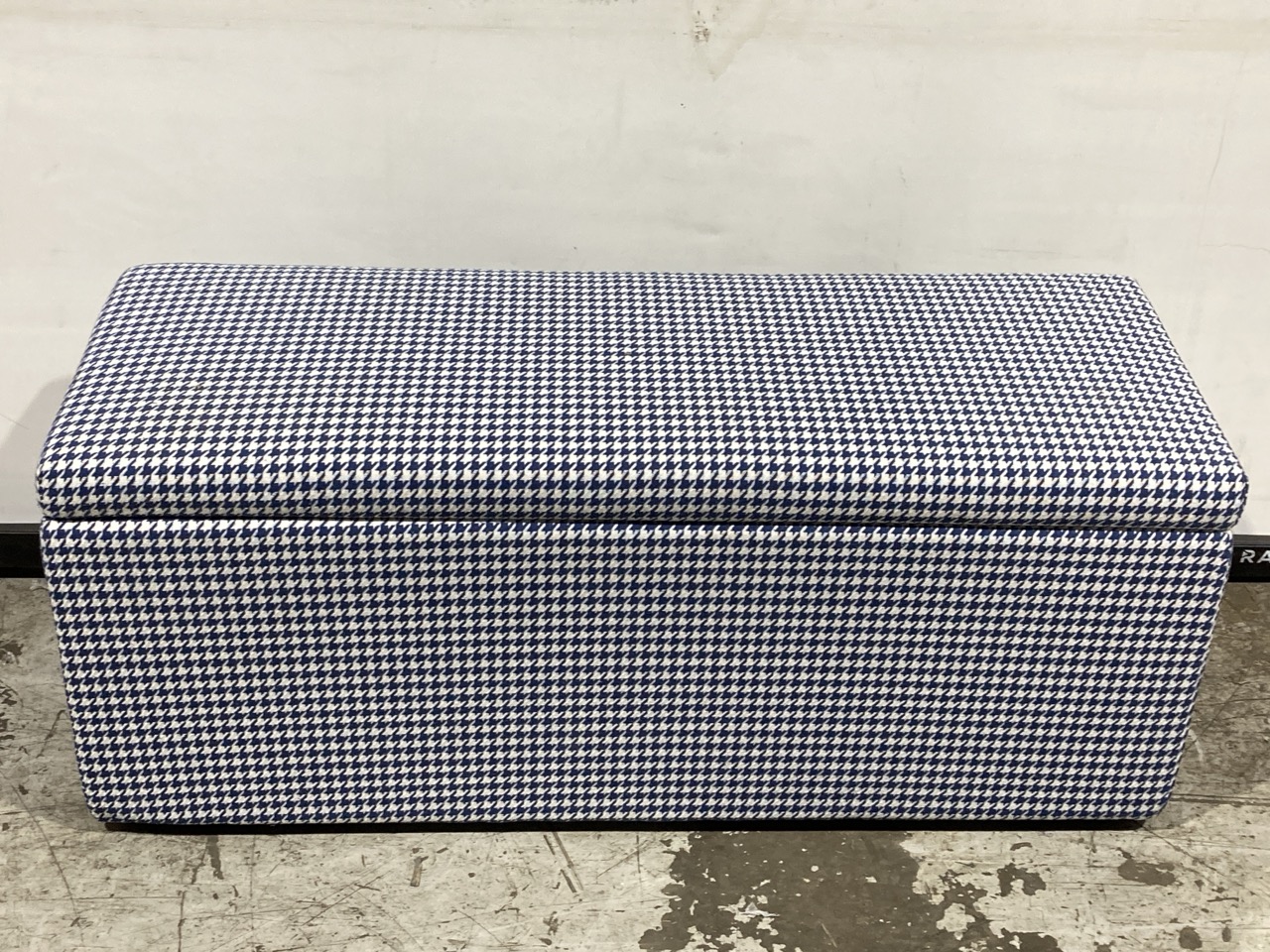 Lot 138  
            Birmingham - Collection or Delivery 

                
DAVID PHILLIPS R/BAZELY OTTOMAN BENCH IN BLUE/WHITE IN-41163D ORIGINAL RRP £219