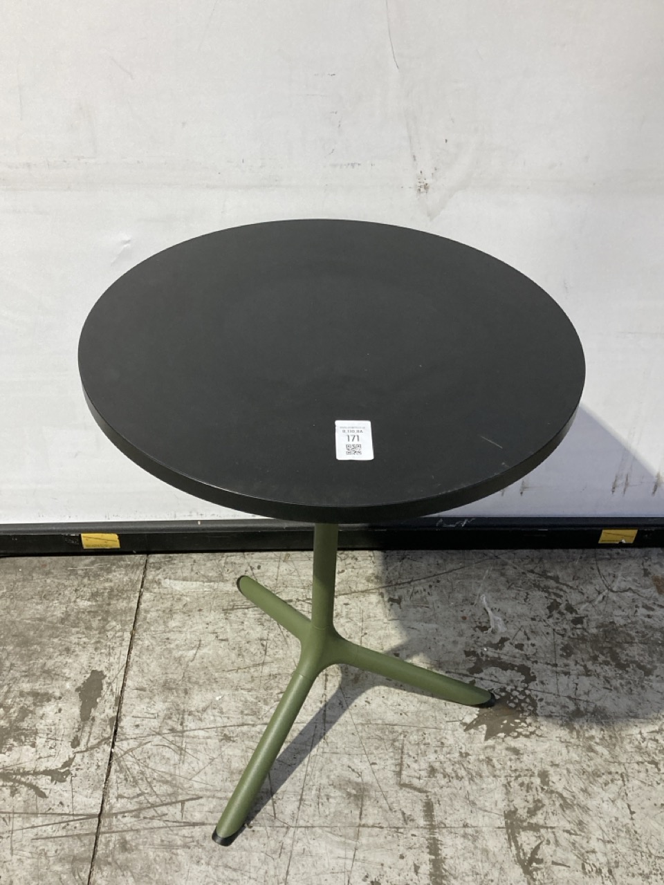 Lot 171  
            Birmingham - Collection or Delivery 

                
DAVID PHILLIPS PATIO TABLE IN BLACK/GREEN