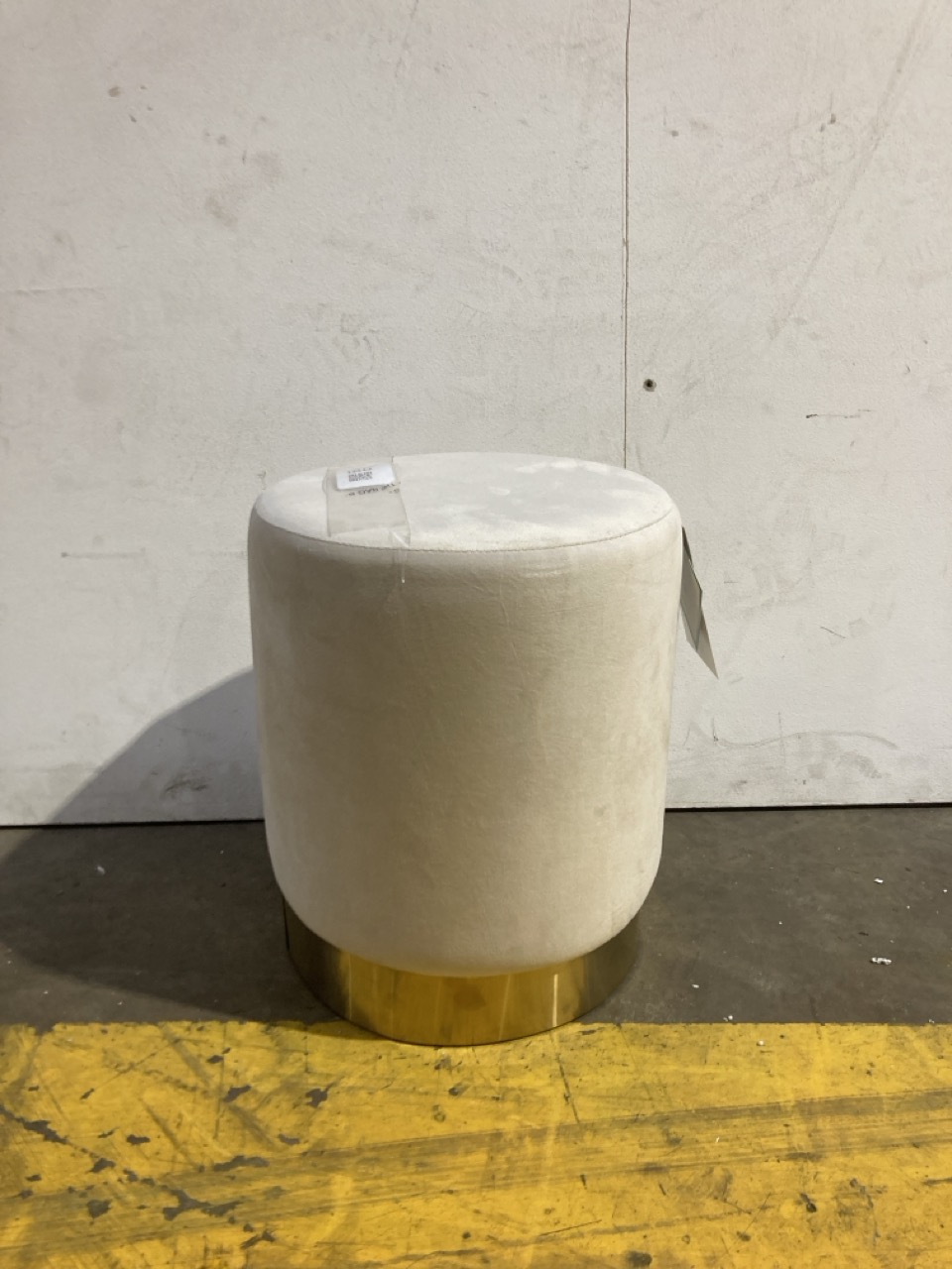 Lot 180  
            Birmingham - Collection or Delivery 

                
DAVID PHILLIPS LARA POUFFE CREAM VELVET IR-42440D ORIGINAL RRP £90