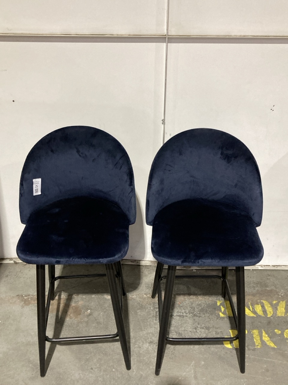 Lot 25  
            Birmingham - Collection or Delivery 

                
DAVID PHILLIPS 2 X R/LEIGH BAR STOOLS IN NAVY VELVET IR-28976D ORIGINAL RRP £218