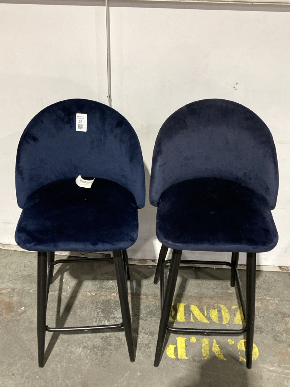 Lot 26  
            Birmingham - Collection or Delivery 

                
DAVID PHILLIPS 2 X R/LEIGH BAR STOOLS IN NAVY VELVET IR-28976D ORIGINAL RRP £218