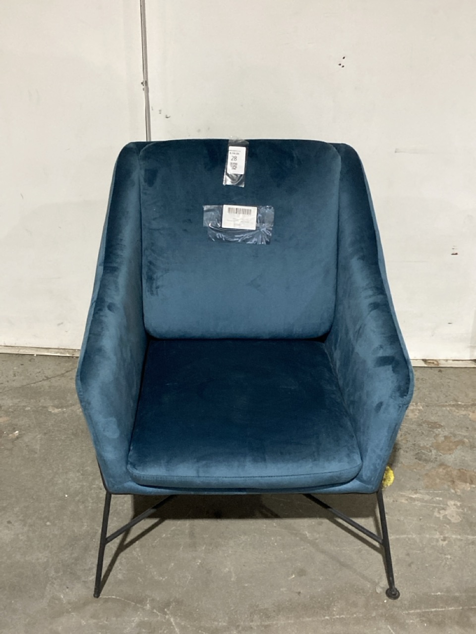 Lot 28  
            Birmingham - Collection or Delivery 

                
DAVID PHILLIPS R/DREW OCCASIONAL CHAIR IN NAVY VELVET IR-30568D ORIGINAL RRP £200