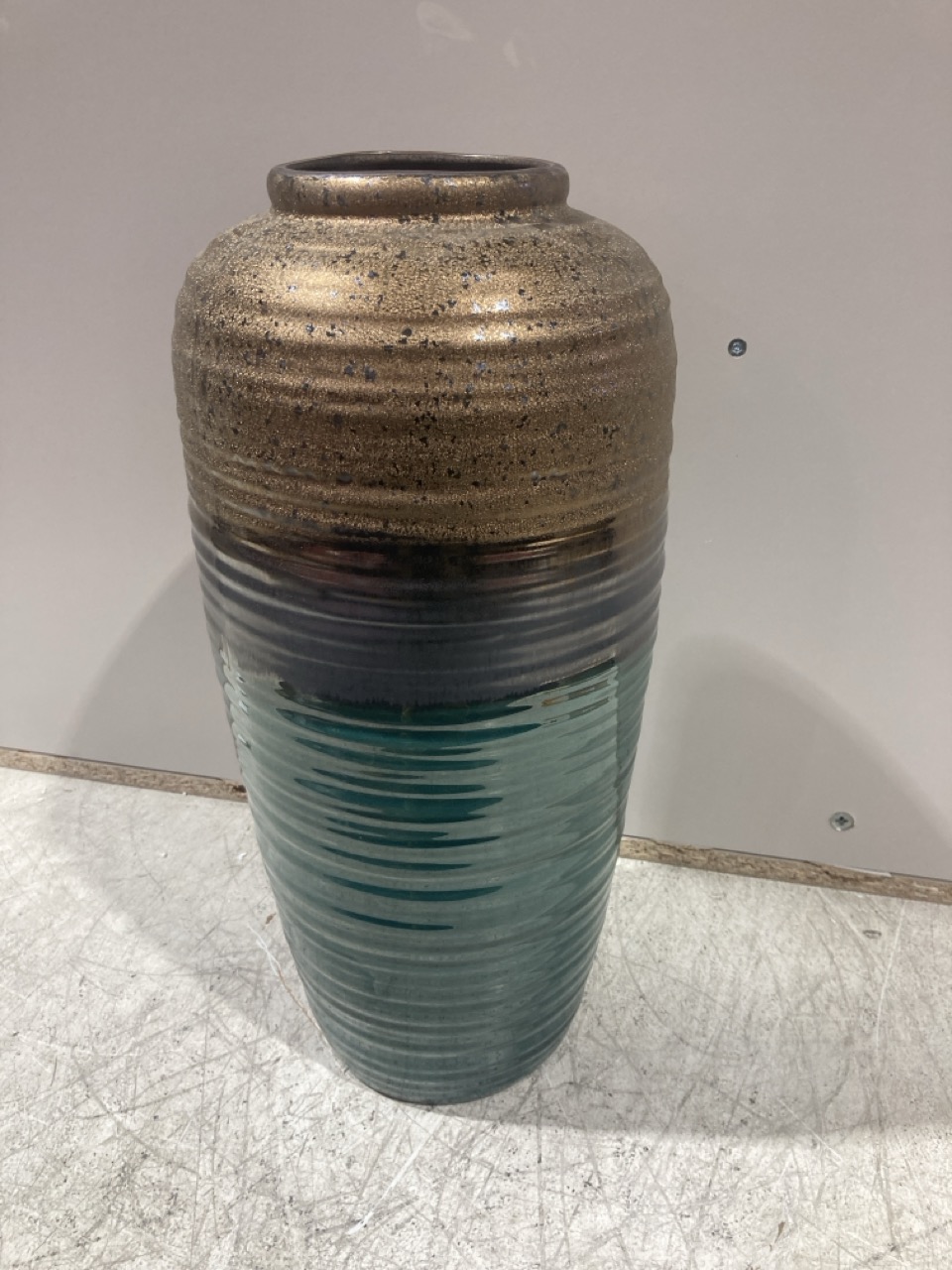 Lot 304  
            Birmingham - Collection Only 

                
DAVID PHILLIPS CAPRI LARGE VASE RIBBED GOLD/BLUE EFFECT ORIGINAL RRP £68