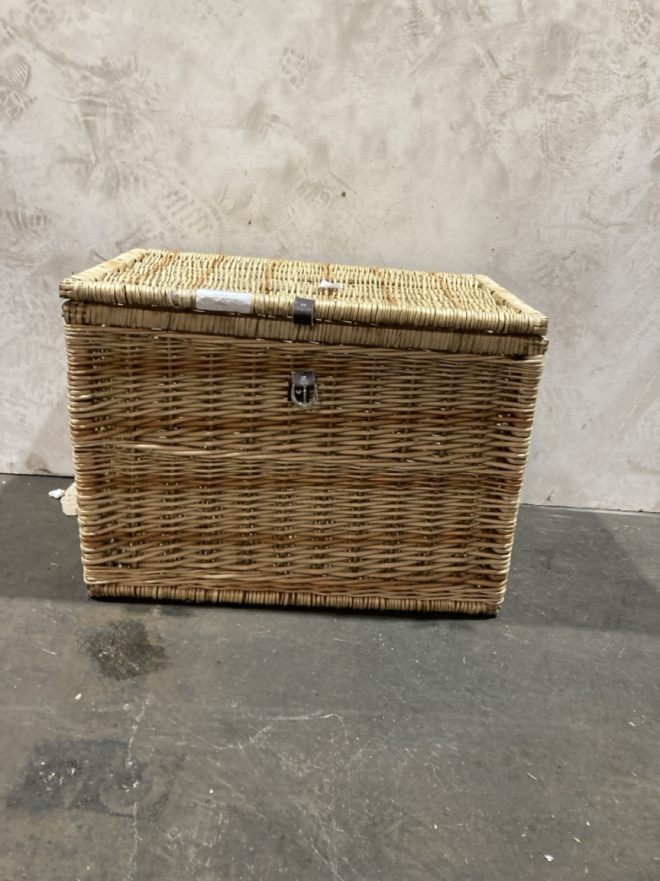 Lot 37  
            Birmingham - Collection or Delivery 

                
DAVID PHILLIPS R/MODERN COUNTRY TRUNK IN NAT IR-32585D ORIGINAL RRP £160