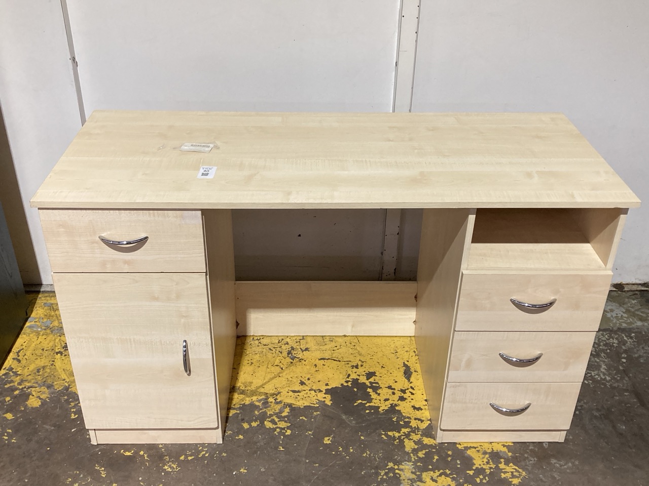 Lot 40  
            Birmingham - Collection or Delivery 

                
DAVID PHILLIPS R/STUDENT DESK FULL DESK AND PRIME MESH OFFICE CHAIR IN BLACK IR-0...