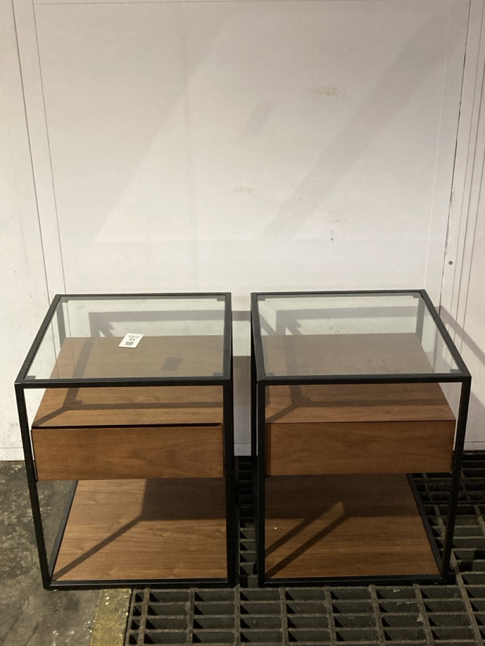 Lot 44  
            Birmingham - Collection Only 

                
DAVID PHILLIPS 2 X 1DRW BEDSIDE TABLE IN BROWN/BLACK/GLASS