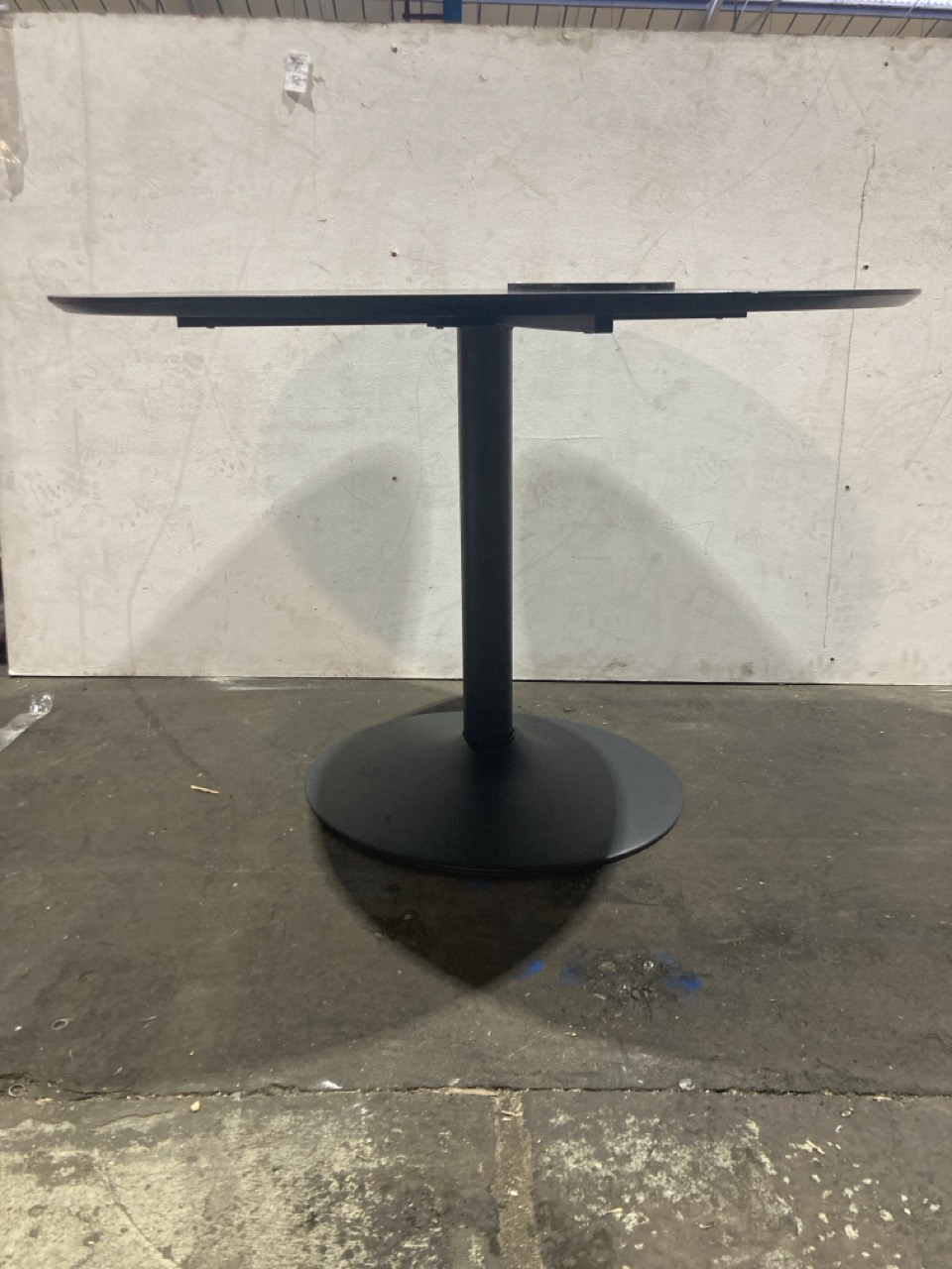 Lot 72  
            Birmingham - Collection or Delivery 

                
DAVID PHILLIPS CIRCULAR DINING TABLE IN BLACK