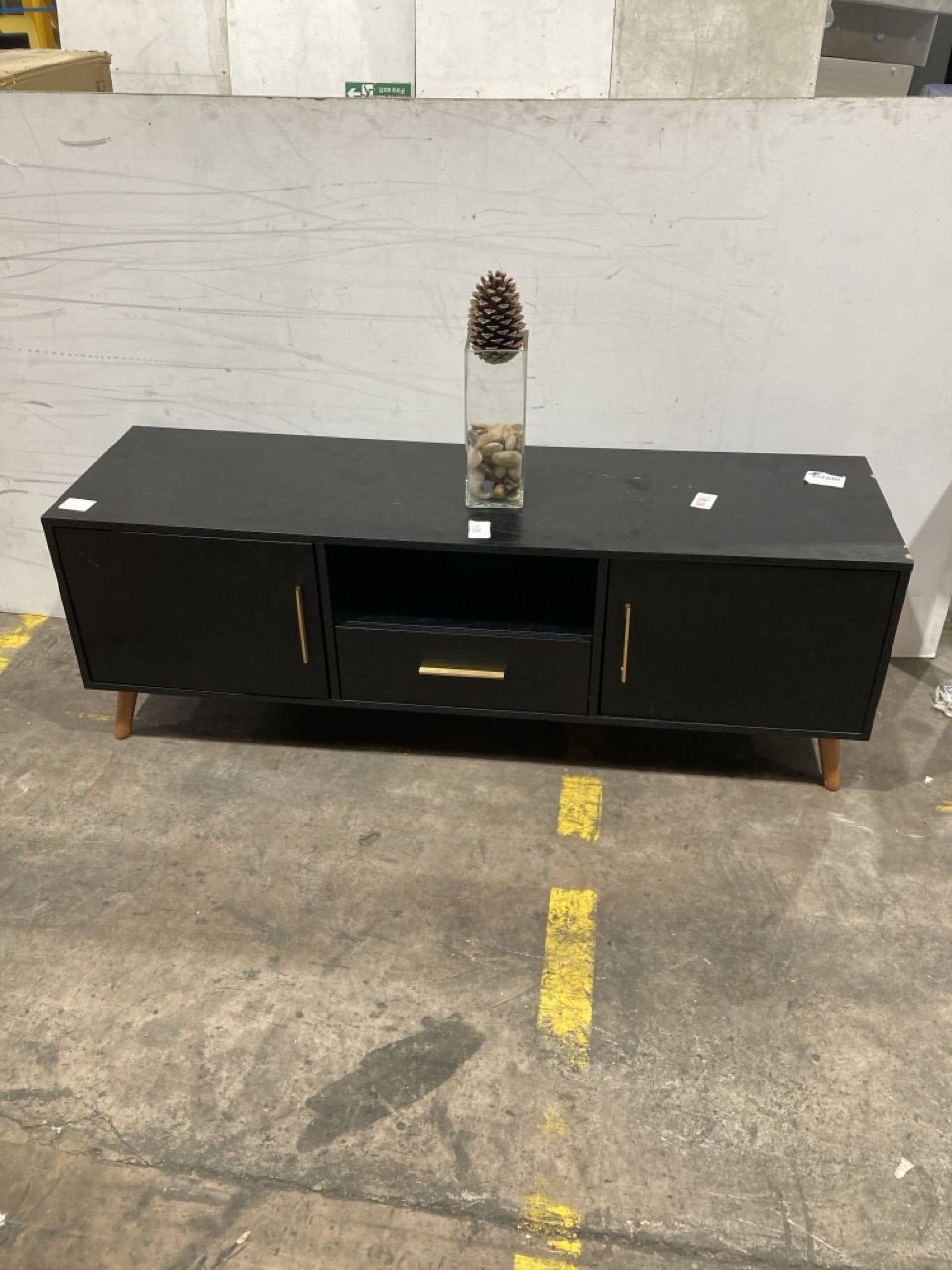 Lot 126  
            Birmingham - Collection or Delivery 

                
DAVID PHILLIPS CHEVRON LARGE MEDIA UNIT IN WENGE ORIGINAL RRP £619