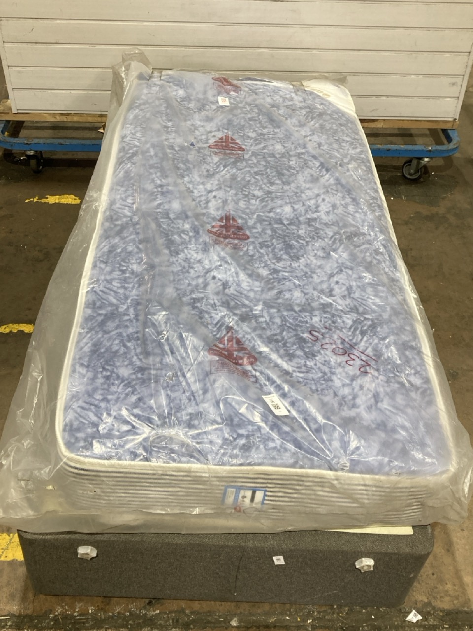 Lot 16  
            Birmingham - Collection or Delivery 

                
DAVID PHILLIPS CHARCOAL SINGLE BED FRAME WITH MATTRESS