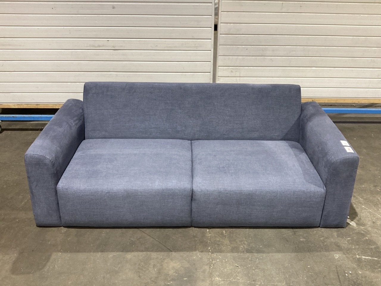Lot 1  
            Birmingham - Collection or Delivery 

                
DAVID PHILLIPS 3 SEATER SOFA IN BLUE