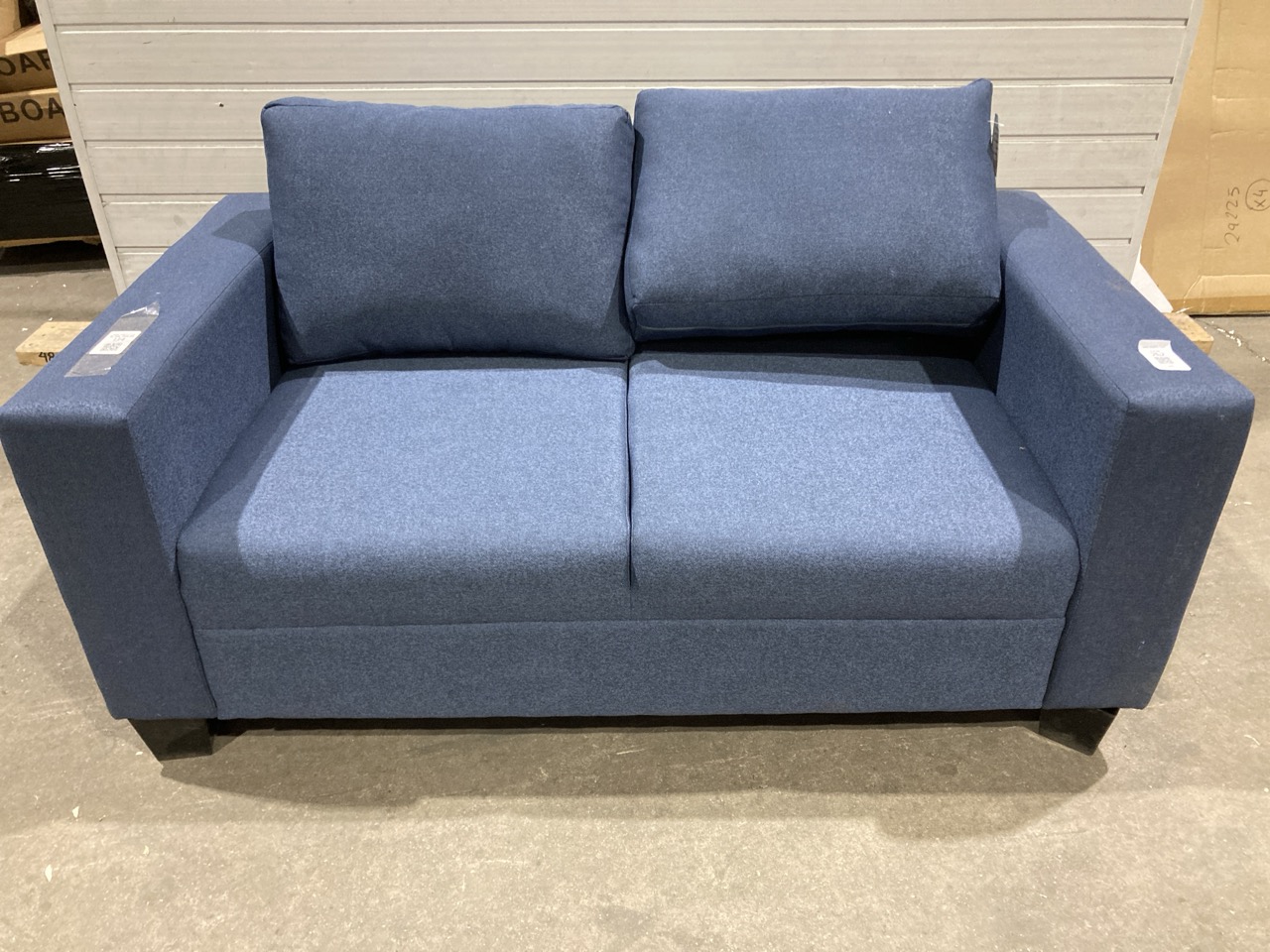 Lot 262  
            Birmingham - Collection or Delivery 

                
DAVID PHILLIPS WICTORIA 2 SEATER SOFA IN NAVY