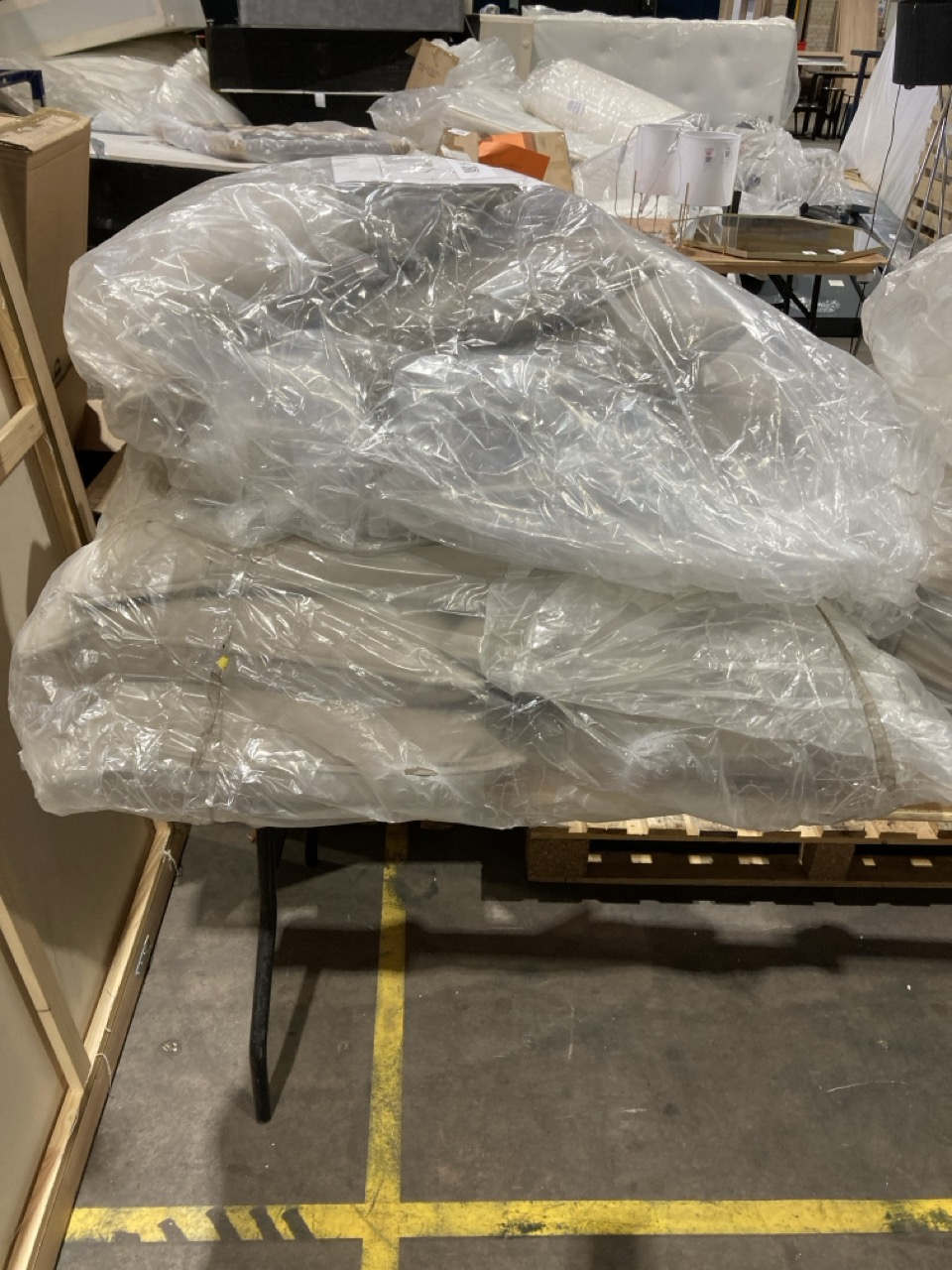 Lot 305  
            Birmingham - Collection or Delivery 

                
DAVID PHILLIPS COLLECTION OF WARWICK SCATTER PILLOWS IN PLUSH TAUPE