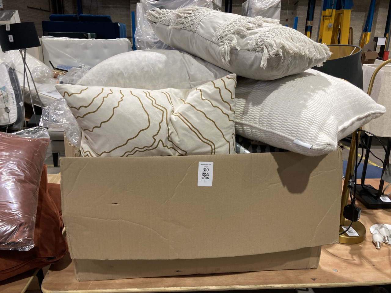 Lot 310  
            Birmingham - Collection or Delivery 

                
DAVID PHILLIPS COLLECTION OF VARIOUS SCATTER CUSHIONS TO INCLUDE ARTISTIC ACCENT ...