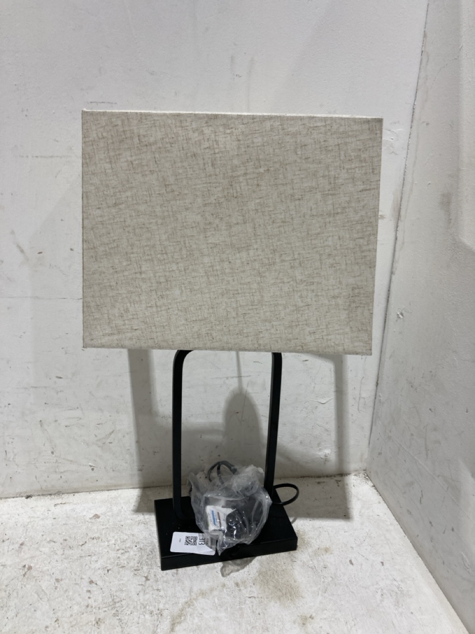 Lot 313  
            Birmingham - Collection Only 

                
DAVID PHILLIPS BLACK/CREAM TABLE LAMP
