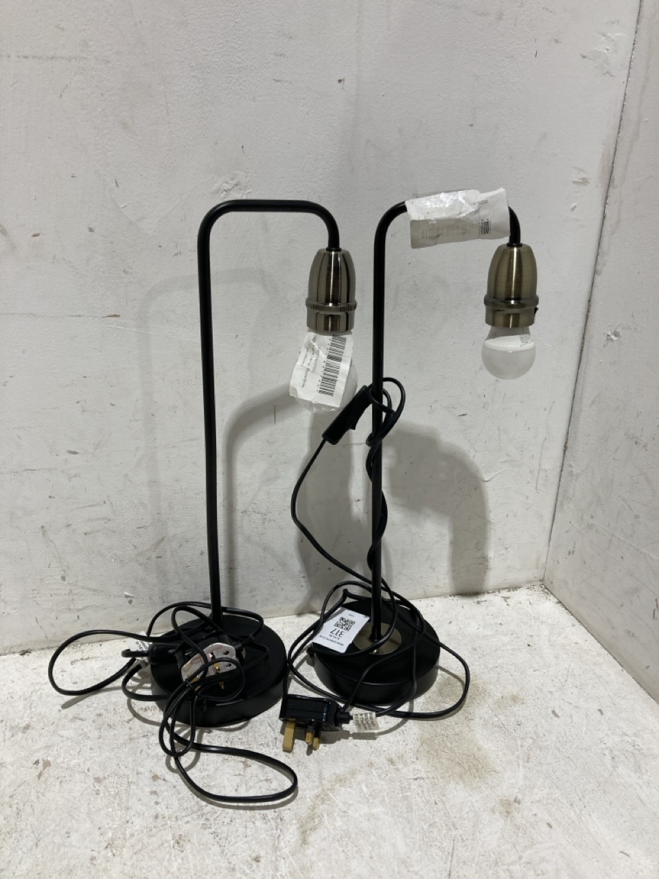 Lot 317  
            Birmingham - Collection Only 

                
DAVID PHILLIPS DIEGO TABLE LAMP IN BLACK/BRASS IR-39326D ORIGINAL RRP £89