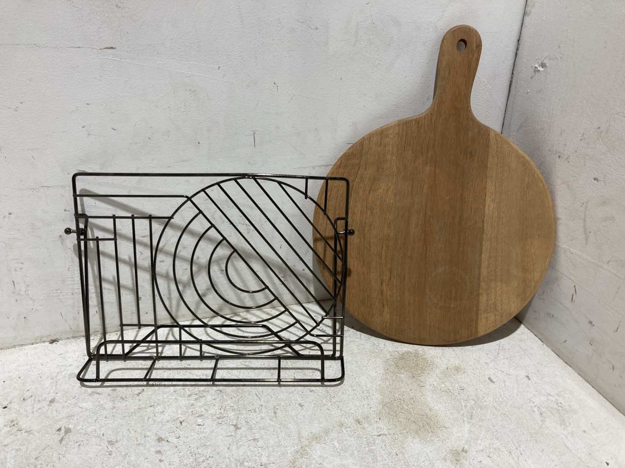 Lot 319  
            Birmingham - Collection Only 

                
DAVID PHILLIPS COLLECTION OF DECORATIVE ITEMS TO INCLUDE WOODEN CHOPPING BOARD
