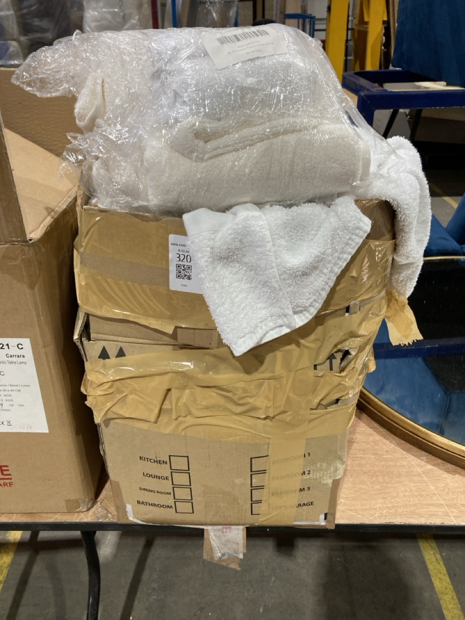 Lot 320  
            Birmingham - Collection Only 

                
DAVID PHILLIPS COLLECTION OF TOWELS IR-03784D