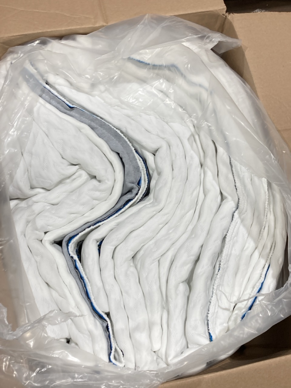 Lot 32  
            Birmingham - Collection or Delivery 

                
DAVID PHILLIPS BOX OF BOCONCEPT KING SIZE MATTRESS PROTECTOR ORIGINAL RRP £200